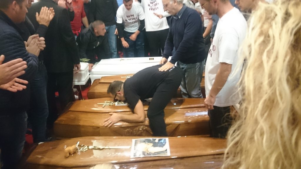 Un momento dei funerali (foto da LiveSicilia)